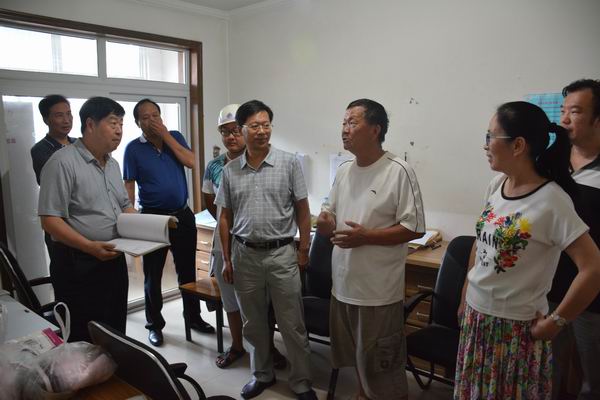 調(diào)整大小 3、姚董事長認(rèn)真查看監(jiān)理制度，并仔細(xì)詢問了項(xiàng)目的進(jìn)展情況.JPG