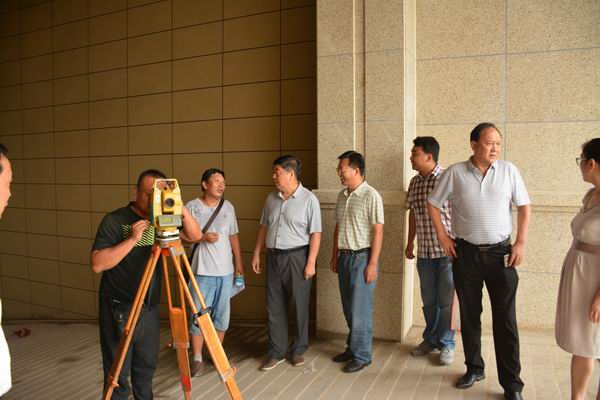 調(diào)整大小 10、在方誠棕櫚泉實(shí)測工地，聽取項(xiàng)目進(jìn)度、安全生產(chǎn)等方面工作的匯報(bào).JPG