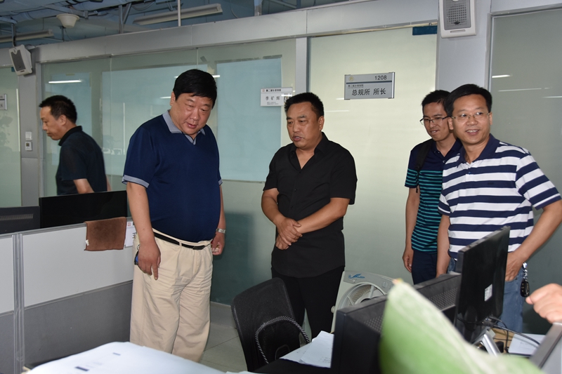 8-公司總經(jīng)理曹紅普帶領(lǐng)晉城市規(guī)劃設(shè)計研究院院長秦軍一行參觀城鄉(xiāng)規(guī)劃院辦公區(qū).jpg