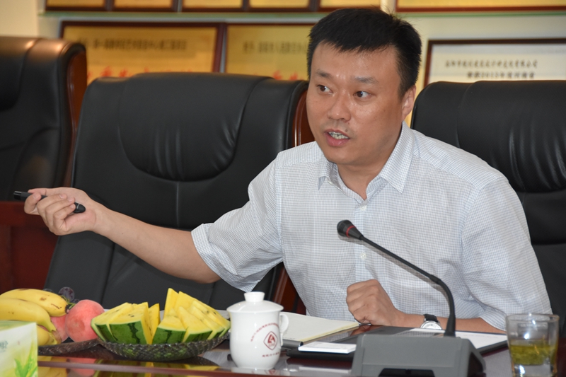 1499738725289173.jpg 公司總經(jīng)理助理、第一城鄉(xiāng)規(guī)劃院院長邢輝匯報綜保區(qū)整體規(guī)劃設計方案.jpg