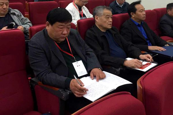 2. 公司副董事長、總經(jīng)理曹紅普認(rèn)真聽取勘察設(shè)計行業(yè)相關(guān)報告_副本.jpg