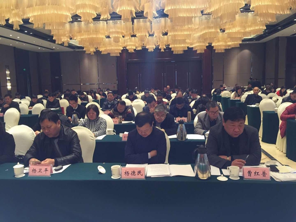 3. 公司副董事長、總經(jīng)理曹紅普認(rèn)真聽取協(xié)會工作報告3.jpg