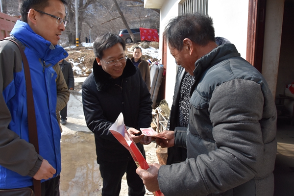 4.公司副總經(jīng)理、工會(huì)主席陳向軍走訪貧困戶，將慰問金送至村民手中.jpg